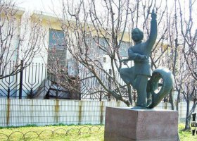 公園舞劍的老人人物銅雕 老人雕塑圖片爆米花笑臉猴子