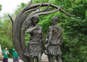 公園九尾狐和穿越的人物小品銅雕 