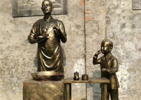 商業(yè)街賣混沌小品銅雕  