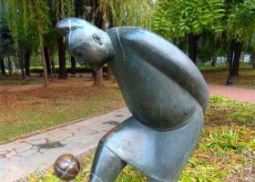 公園踢蹴鞠的古人小品銅雕 古人雕塑圖片景點(diǎn)青銅器門前