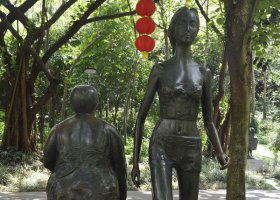 公園遛狗的女孩小品銅雕 女孩雕塑人物動(dòng)畫(huà)片愛(ài)情右腿