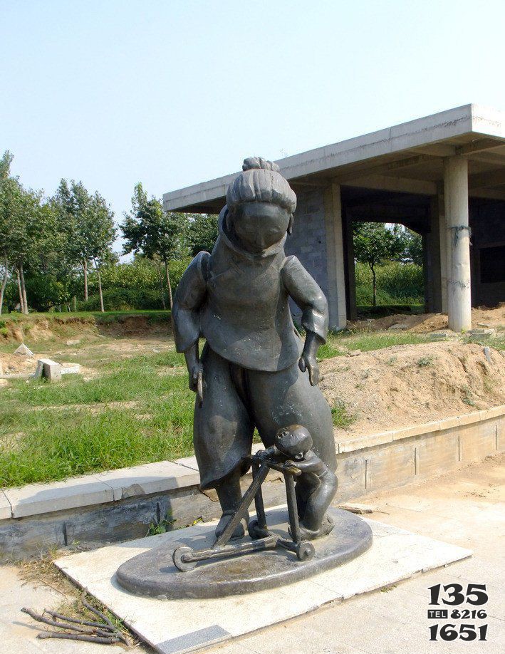 公園學(xué)走路的小孩和母親小品銅雕 小孩雕塑圖片女孩好不游泳圖片