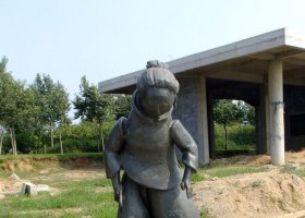 公園學(xué)走路的小孩和母親小品銅雕 小孩雕塑圖片女孩好不游泳