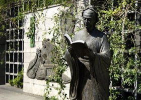 公園看書的古代人物銅雕 