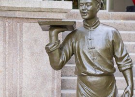 端盤子的小二古代人物銅雕 