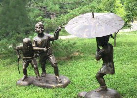 公園玩水的兒童銅雕 兒童雕塑兒童畫美術(shù)繪畫校園