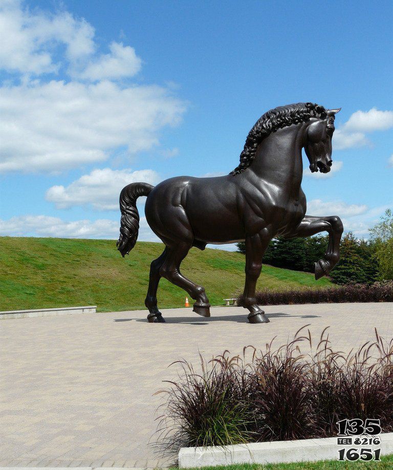 公園走路的馬動(dòng)物銅雕 圖片