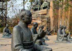 公園拿著竹簡的古代人物銅雕 竹簡雕塑電話教案材質書簡