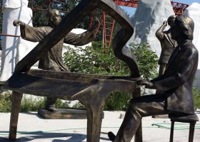 公園廣場(chǎng)銅雕彈鋼琴人物雕塑擺件廠家定制 