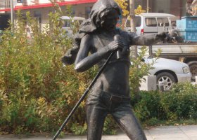 唱歌的女人街邊景觀銅雕 女人雕塑公園牛下工藝風(fēng)景畫
