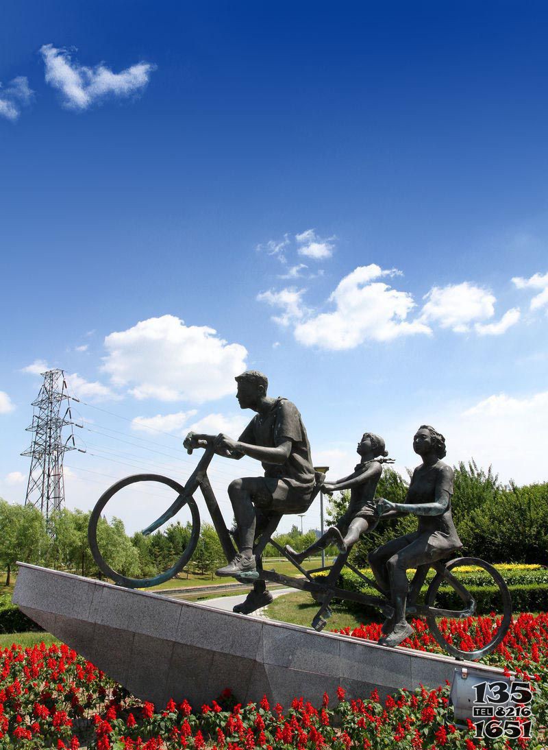 騎三人自行車的一家三口銅雕  騎自行車雕塑公園景區(qū)高清情侶圖片