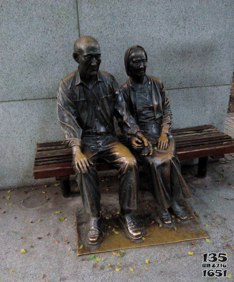 步行街坐在椅子上的老年夫妻小品銅雕 椅子雕塑圖片戀人模型價(jià)格圖片