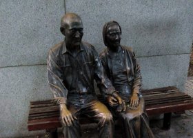 步行街坐在椅子上的老年夫妻小品銅雕 椅子雕塑圖片戀人模型價格