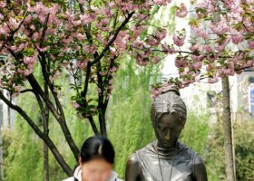 園林看書的女人人物景觀銅雕 女人雕塑翅膀牛腳學(xué)校美術(shù)