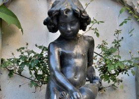 公園拿著罐子倒水的女孩景觀銅雕 女孩雕塑圖片勇敢手辦稻田