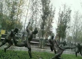 踢足球公園運動人物銅雕 踢足球雕塑男孩少年形象