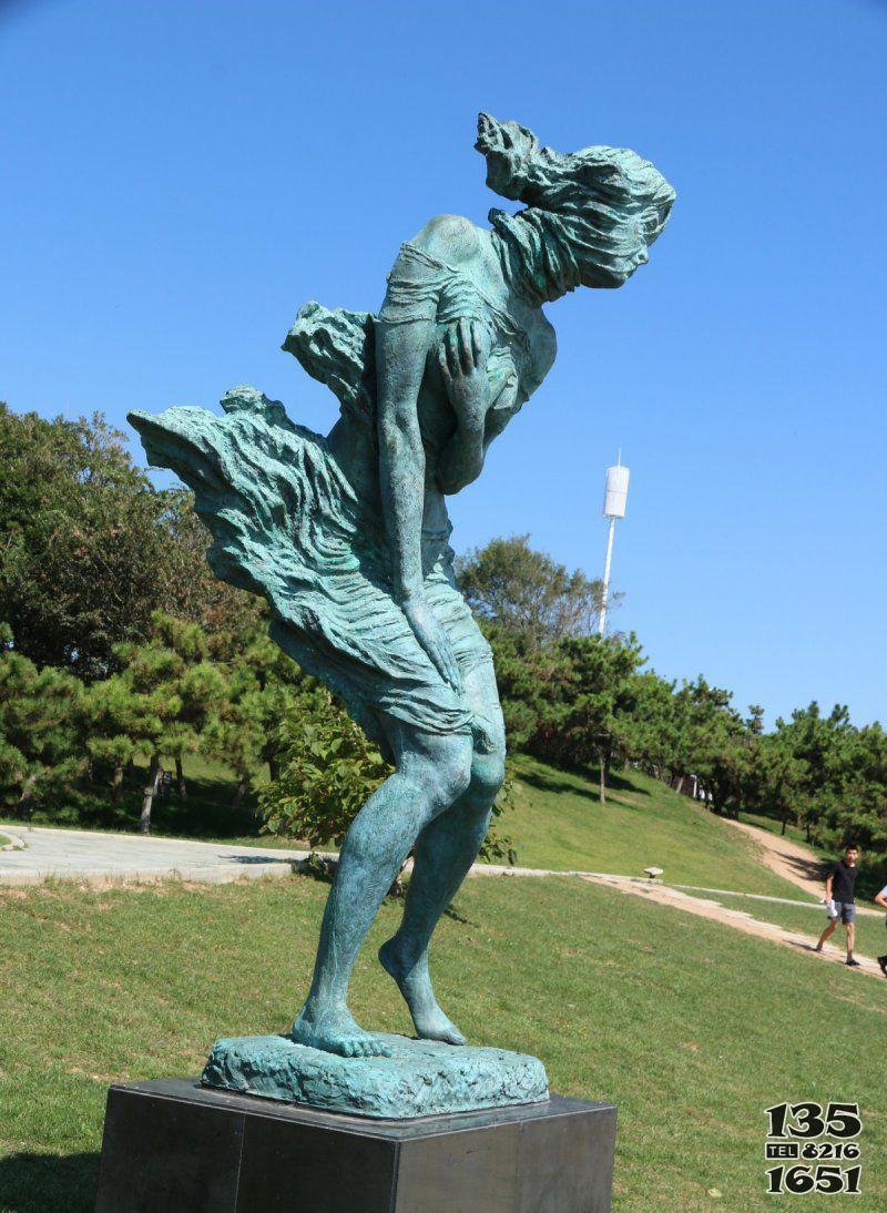 公園捂著裙子的小女孩景觀銅雕 女孩雕塑頭像迎賓瓶子泥土圖片