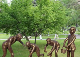 銅雕公園仿真玩耍人物雕塑 