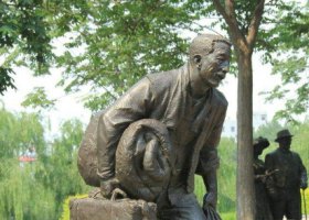 公園拿行李的人物銅雕 