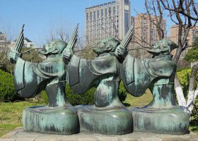 吹奏笙的抽象古代人物銅雕 樂器音樂