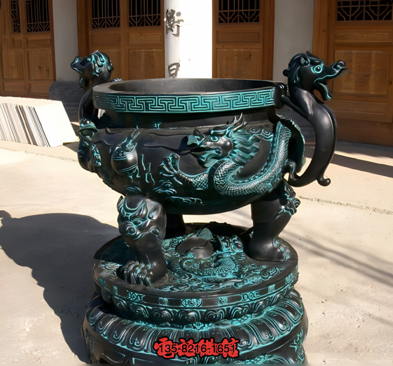青銅鑄造龍紋鼎 青銅鑄造龍紋鼎