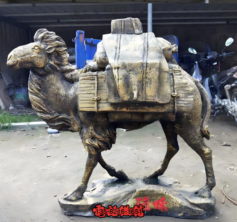 馱著行李行走的銅雕駱駝 馱著行李行走的銅雕駱駝